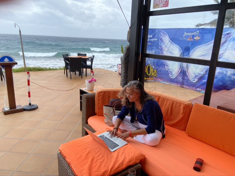Catalina Garay arbeitet am Laptop am Meer – Neubeginn und persönliche Transformation