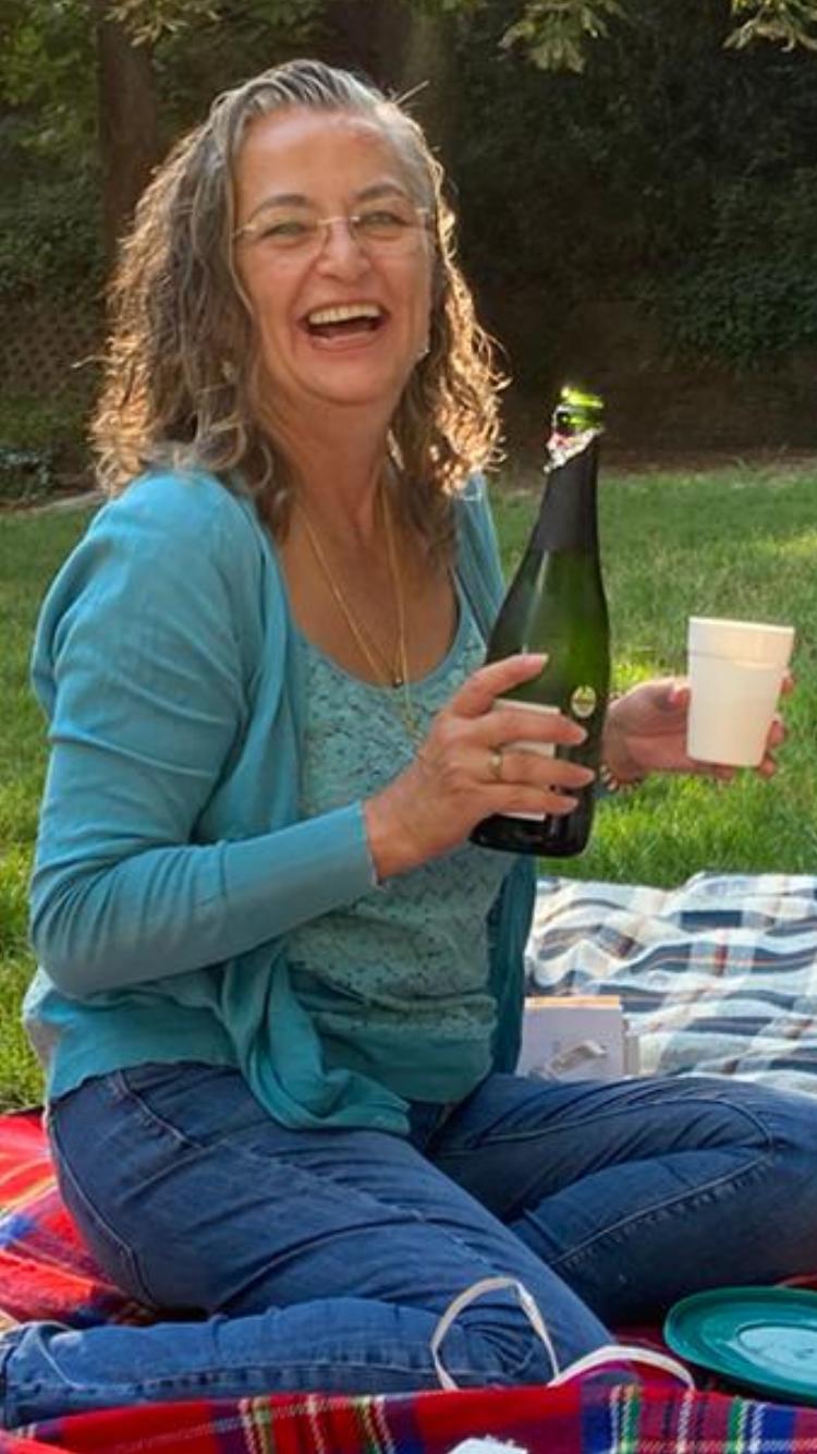 Catalina Garay celebrando su cumpleaños en Berlín en 2021, sentada en el parque Litzensee