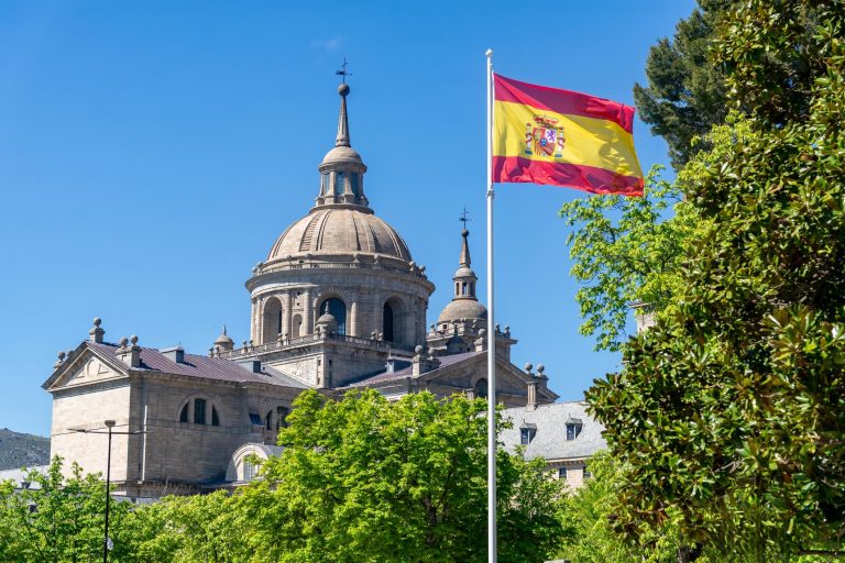 Bandera de España en el Monasterio de El Escorial, símbolo histórico del poder institucional español en Europa.