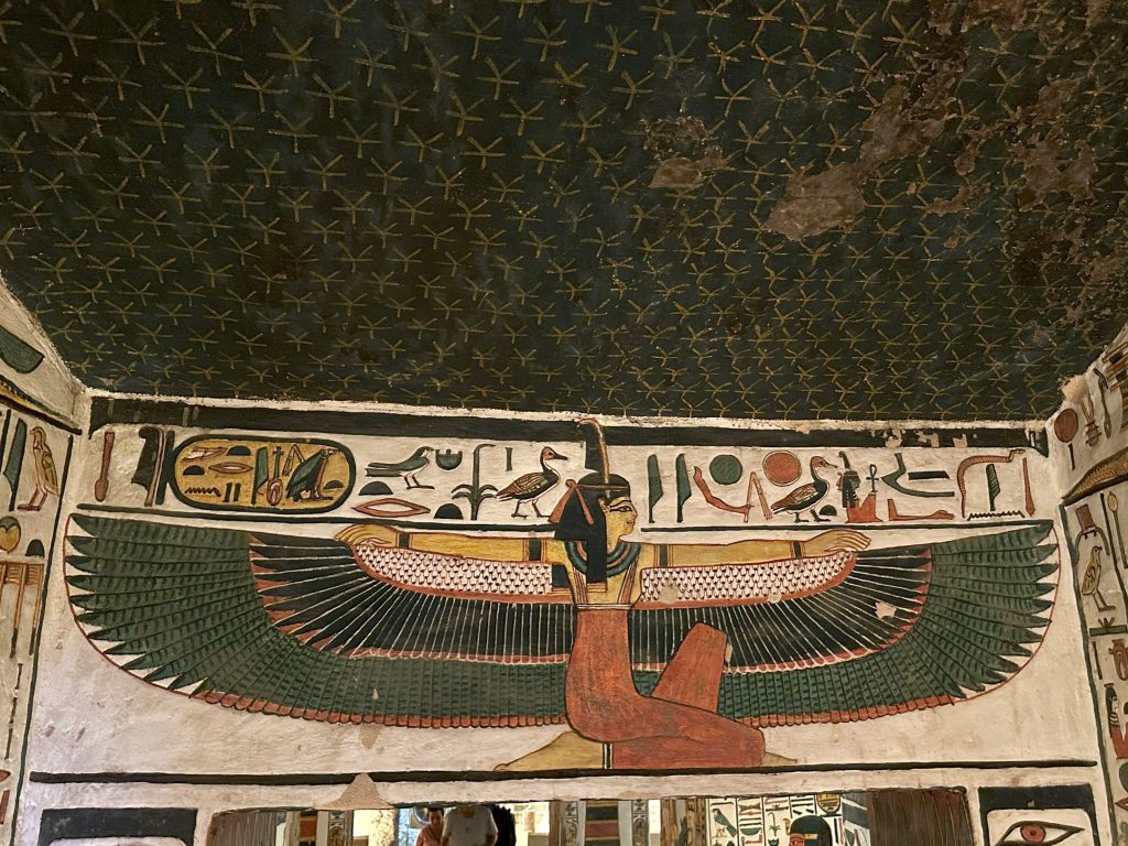 La diosa Maat con la pluma de la verdad y la balanza del corazón en el antiguo Egipto, símbolo de equilibrio entre poder humano y responsabilidad moral