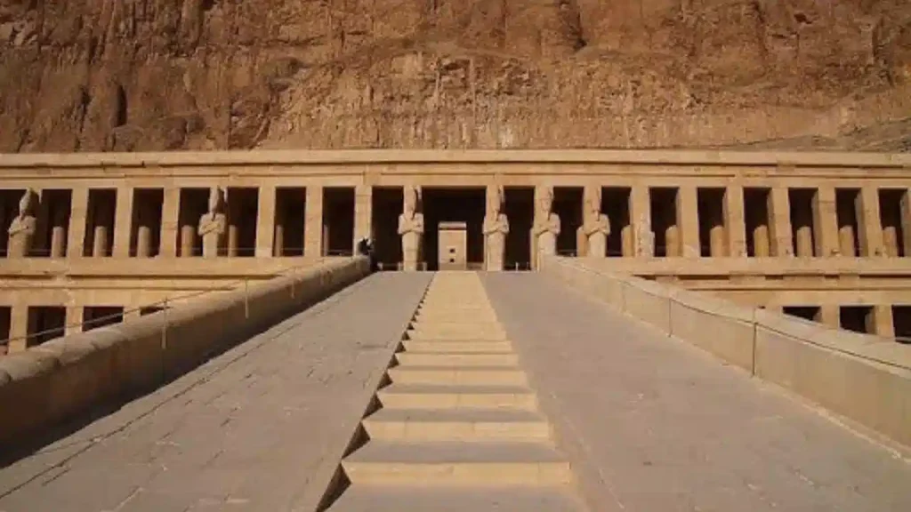Templo de Hatshepsut en Deir el-Bahari en Luxor, ejemplo de estabilidad política y arquitectura del poder en el antiguo Egipto