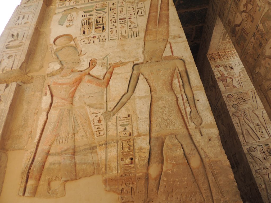 Relieve colosal de Ramsés II en templo egipcio como representación del poder visible en el Antiguo Egipto