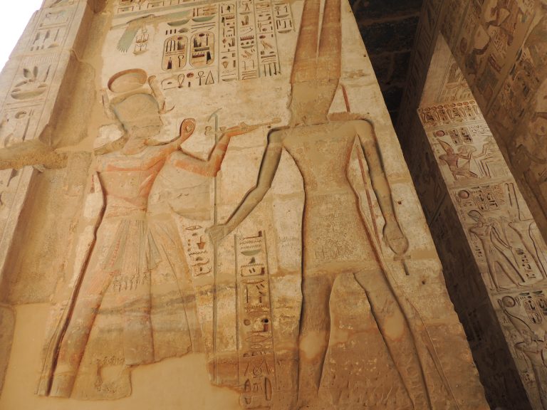 Relieve colosal de Ramsés II en templo egipcio como representación del poder visible en el Antiguo Egipto